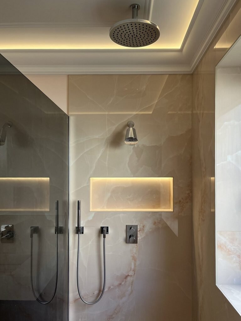 Dusche mit beleuchteter Nische und Glasabtrennung