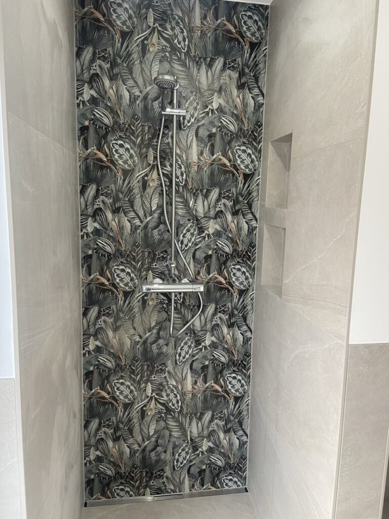Gemusterte Fliesenfläche in einer Wandnische