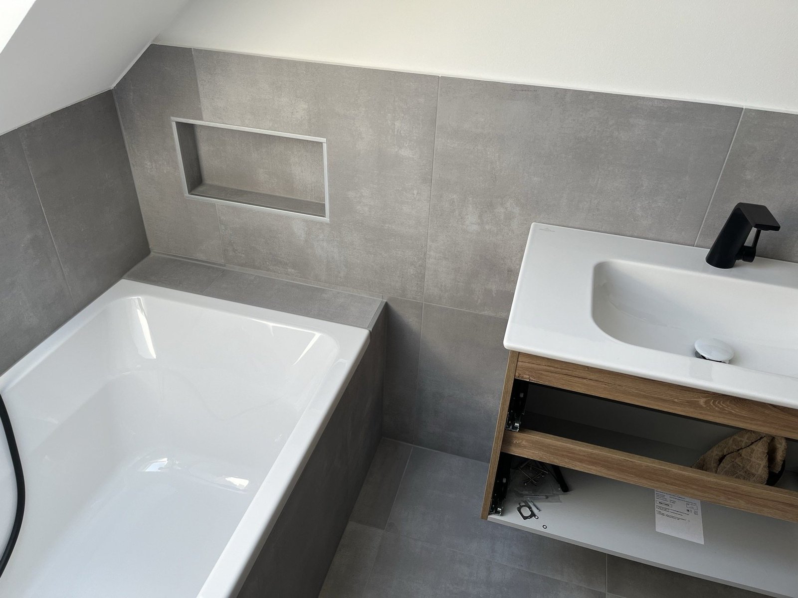 Badewanne und Waschtisch unter der Dachschräge