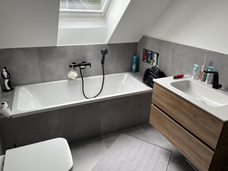 Badewanne und Waschtisch mit Unterschrank in Holzoptik