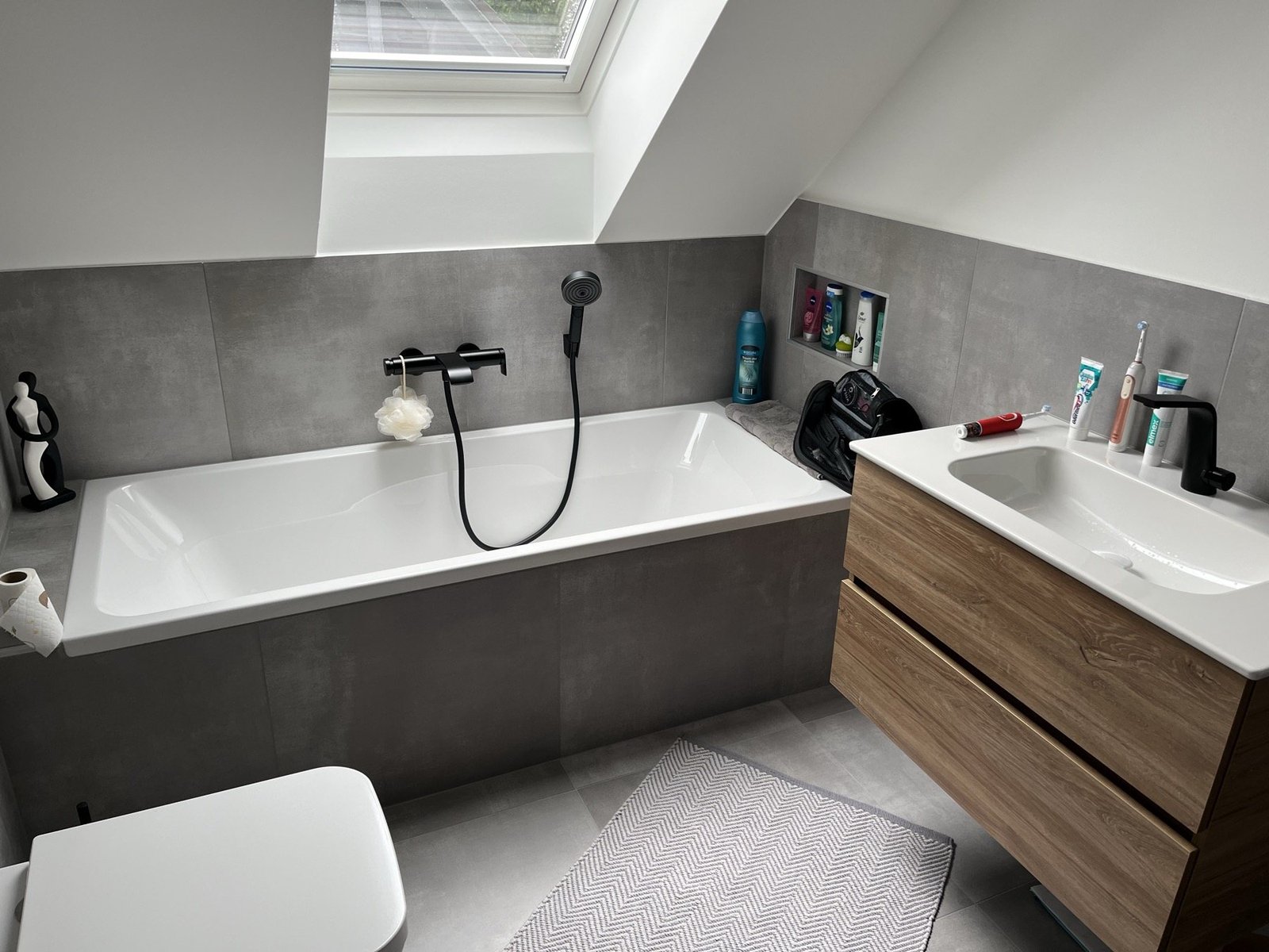 Badewanne und Waschtisch mit Unterschrank in Holzoptik