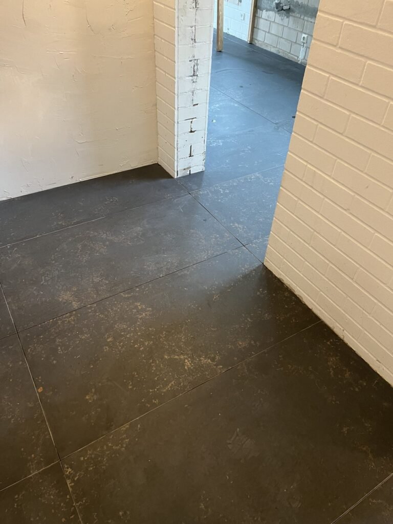 Dunkler Boden mit Struktur – Projektaufnahme 3
