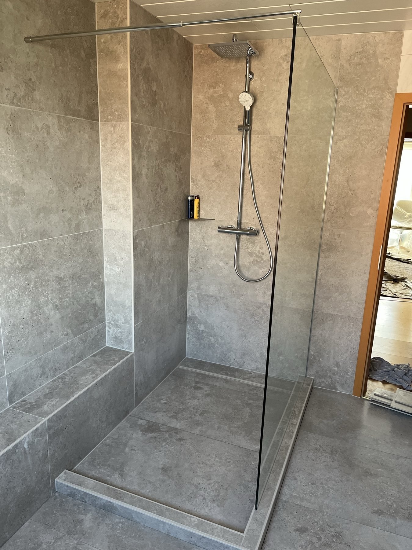 Dusche in Betonoptik mit Glasabtrennung
