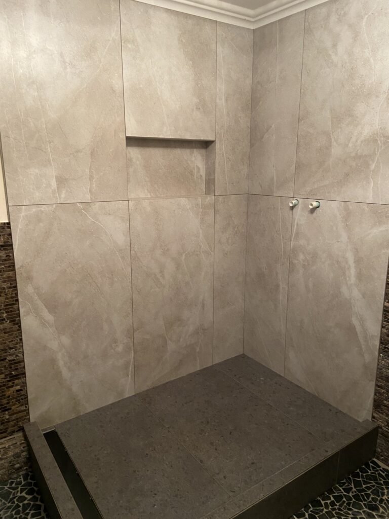 Dusche mit Wandnische – Projektaufnahme 1