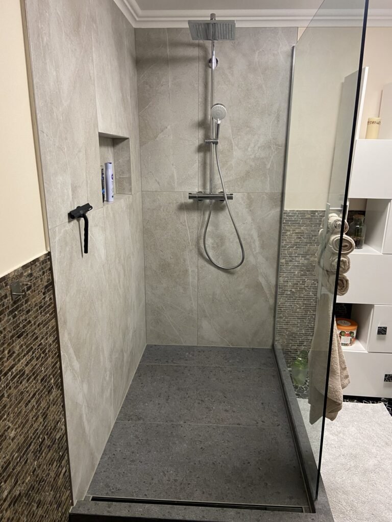 Dusche mit Wandnische – Projektaufnahme 2