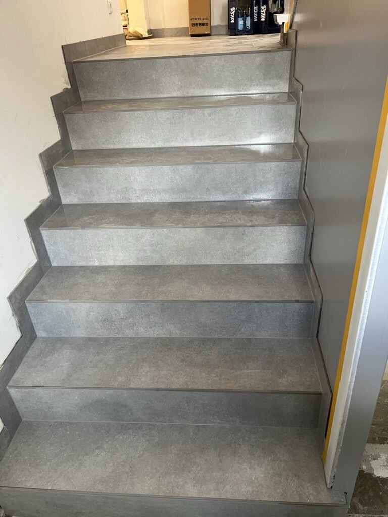 Geflieste Treppe mit grauen Stufen