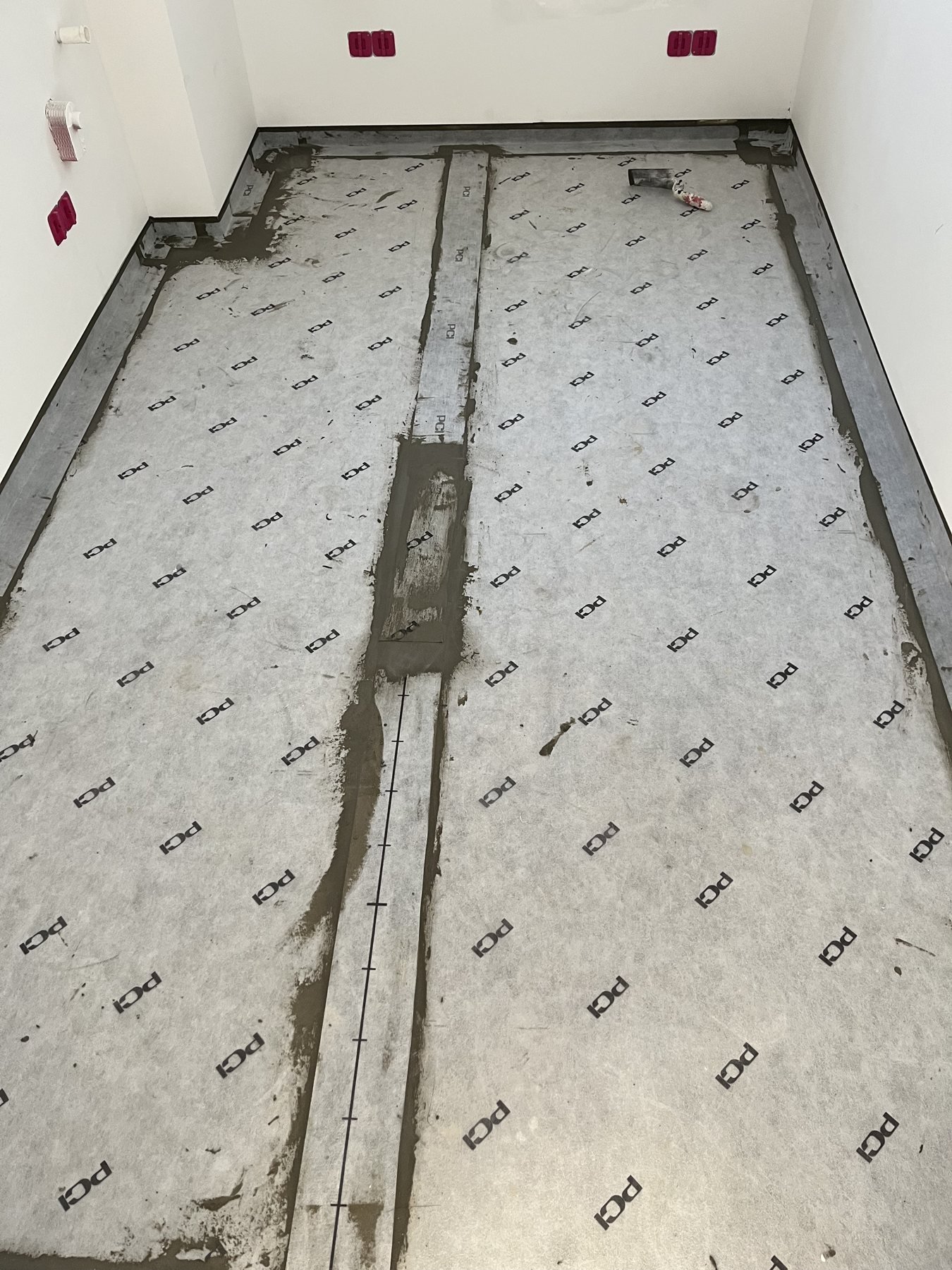 Helle Bäder und geflieste Treppe – Projektaufnahme 7