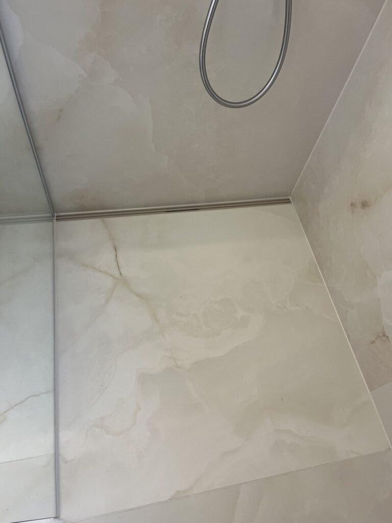 Helle Bäder und geflieste Treppe – Projektaufnahme 23