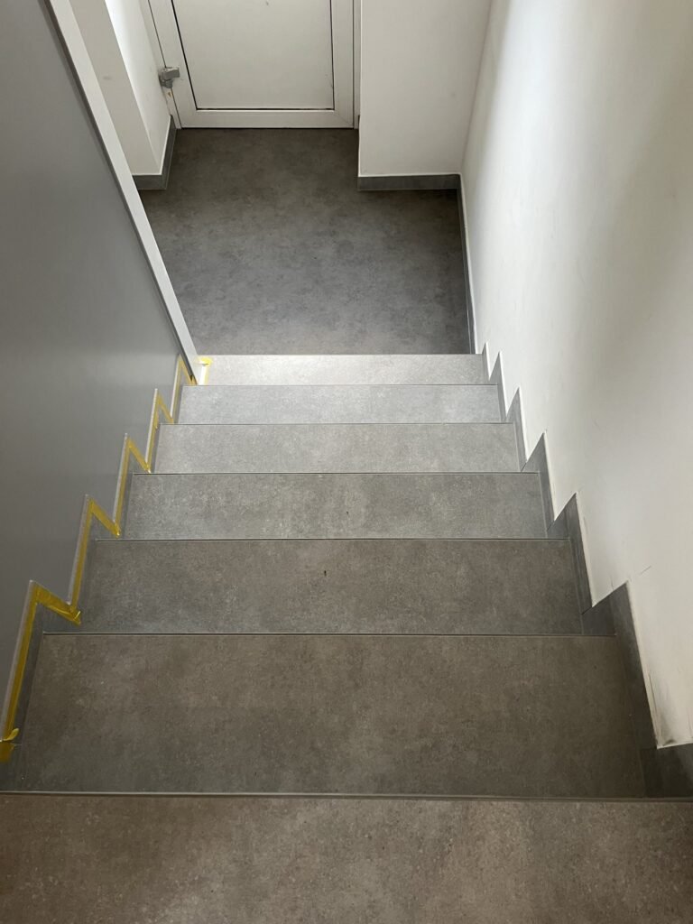 Helle Bäder und geflieste Treppe – Projektaufnahme 24