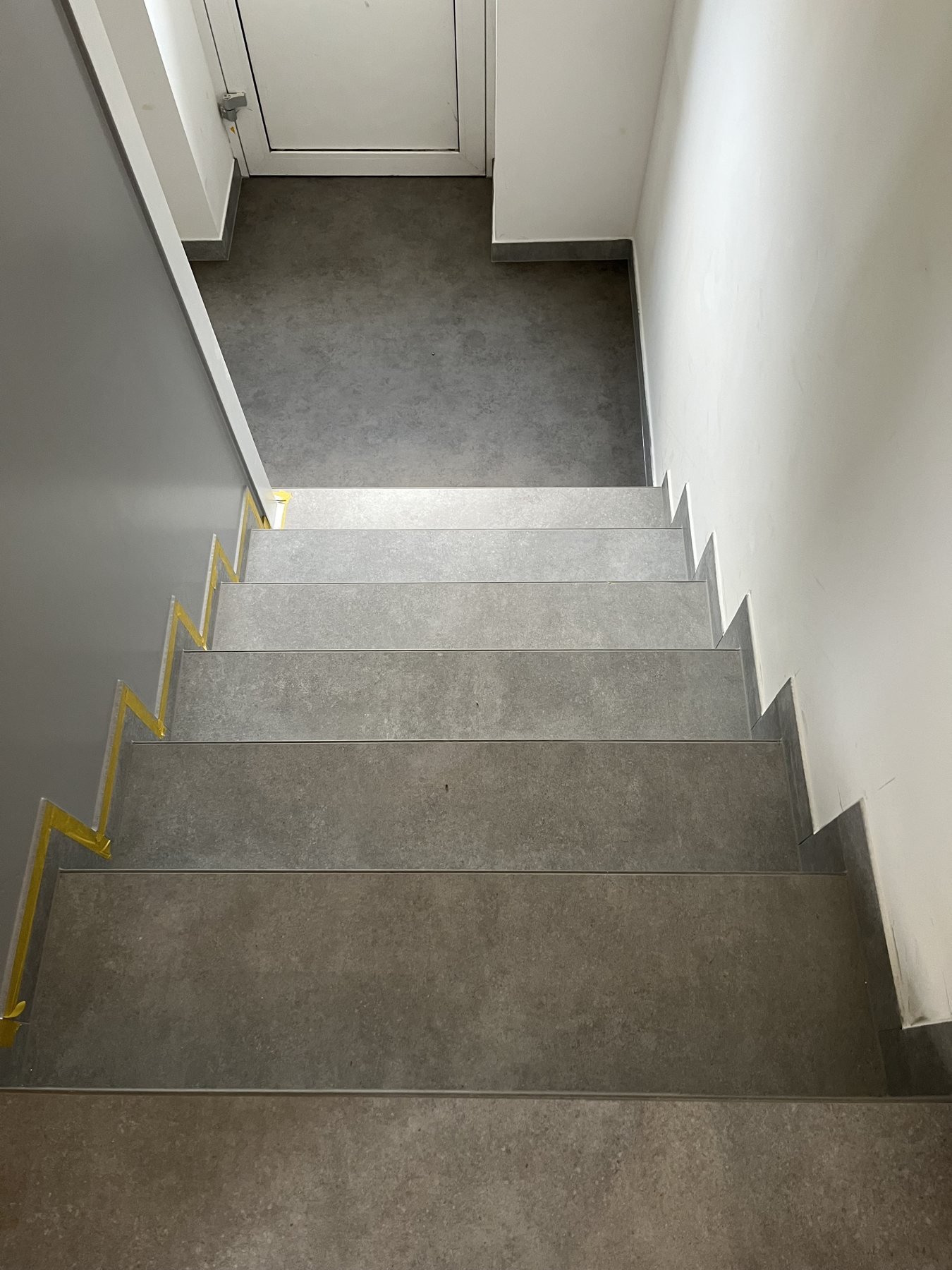 Helle Bäder und geflieste Treppe – Projektaufnahme 24