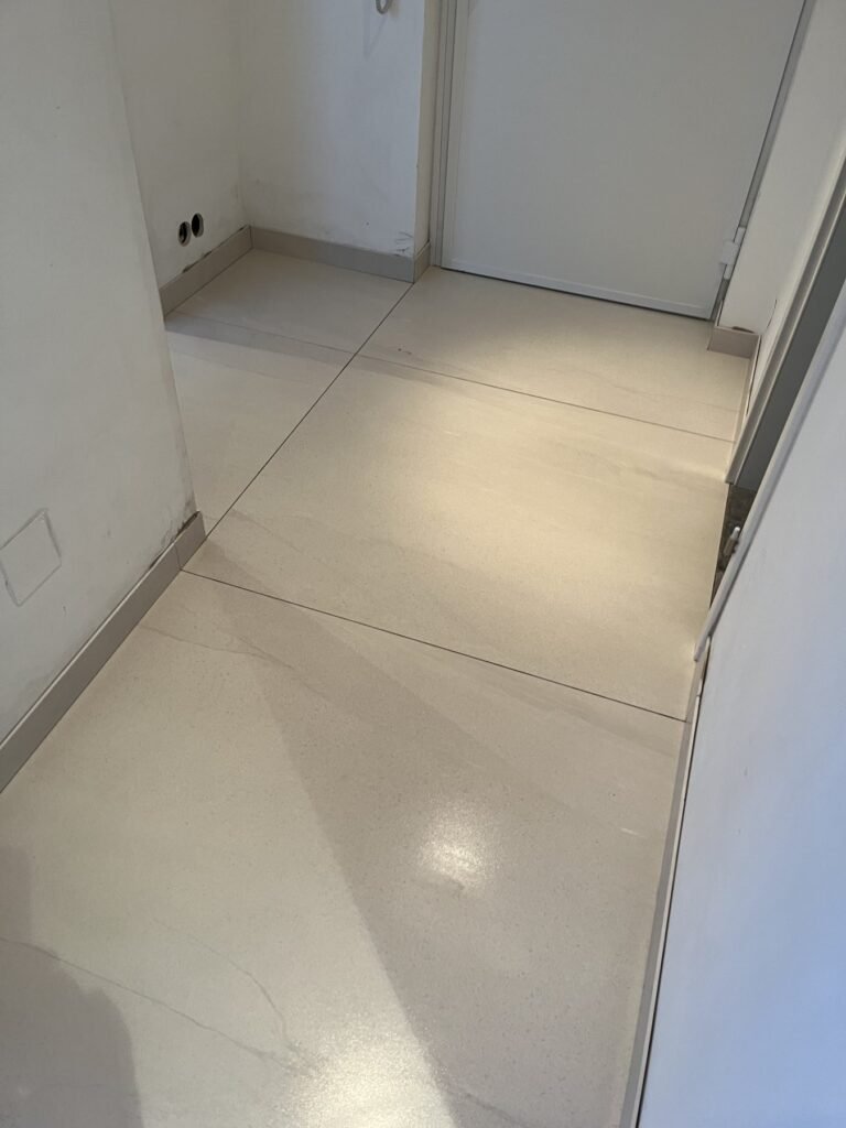 Helle Großformatfliesen – Projektaufnahme 4