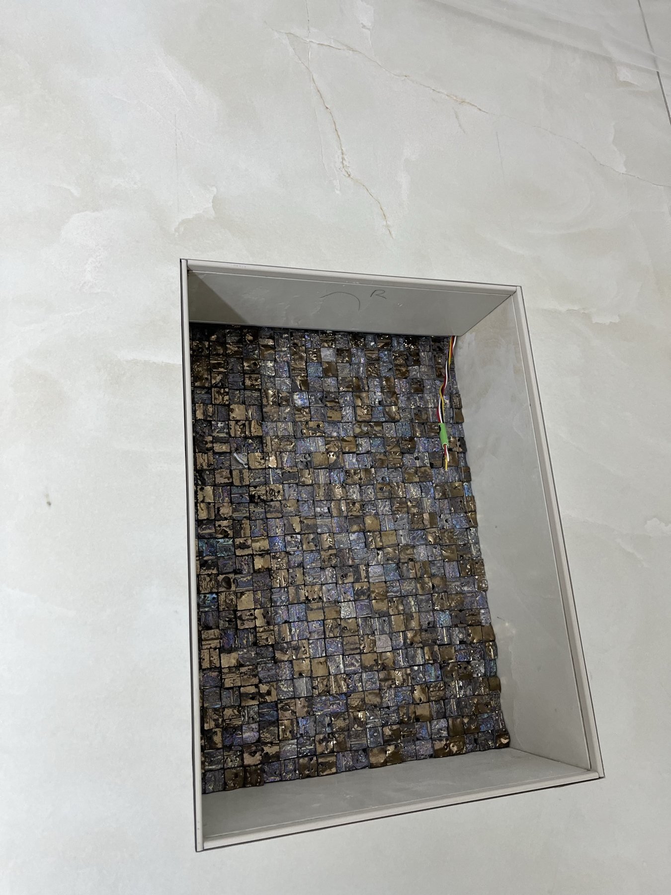 Mosaikfläche in einer eingelassenen Wandnische