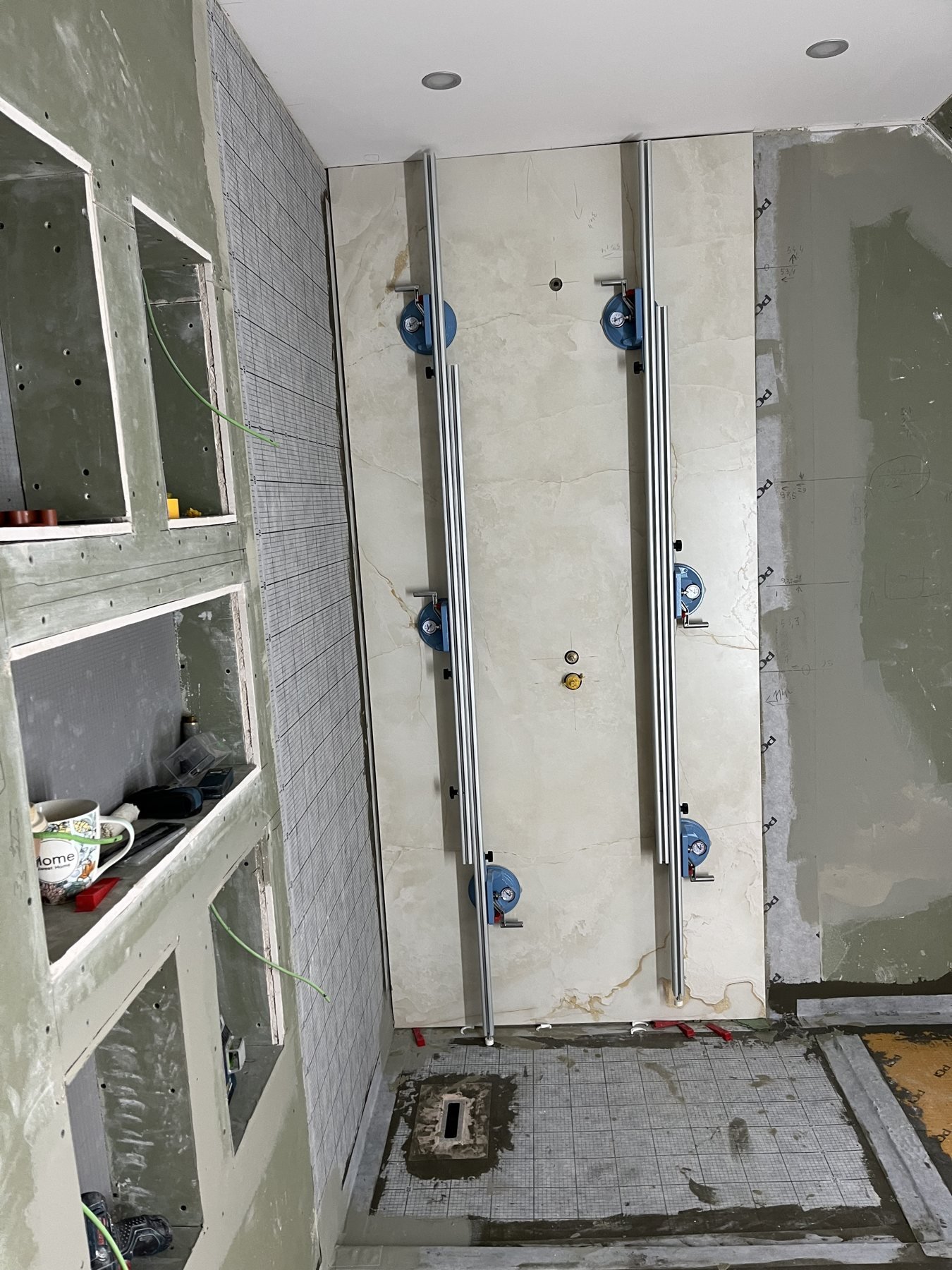 Marmoroptik mit Lichtnischen – Projektaufnahme 12