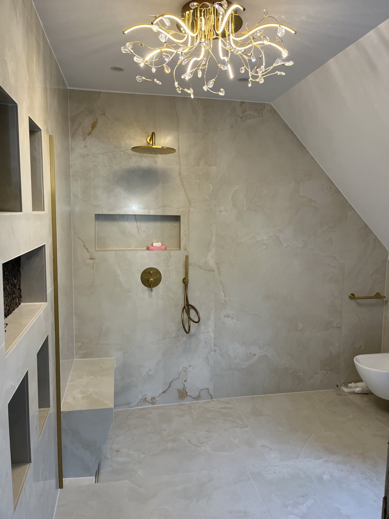 Marmoroptik mit Lichtnischen – Projektaufnahme 19