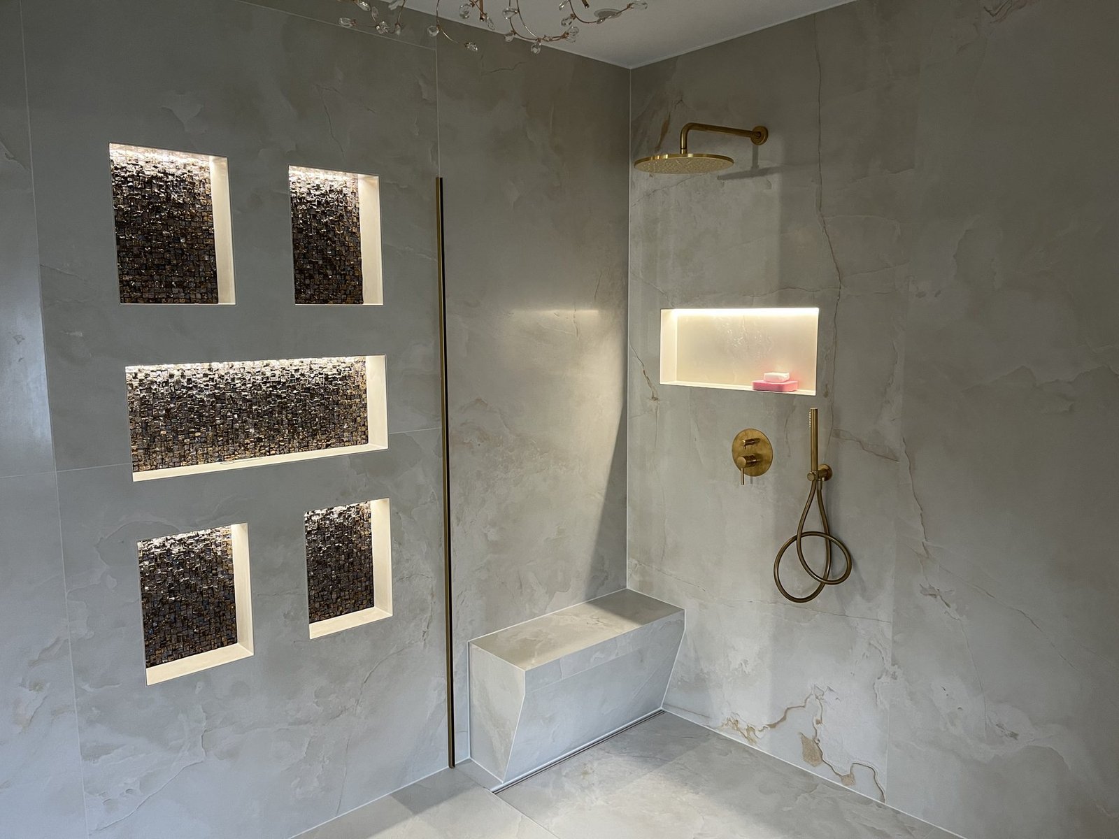 Marmoroptik mit Lichtnischen – Projektaufnahme 21