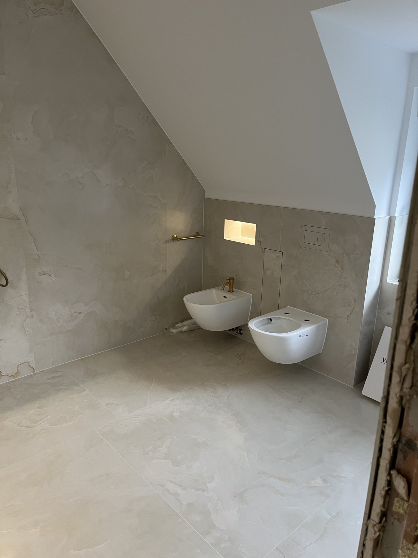 Marmoroptik mit Lichtnischen – Projektaufnahme 22