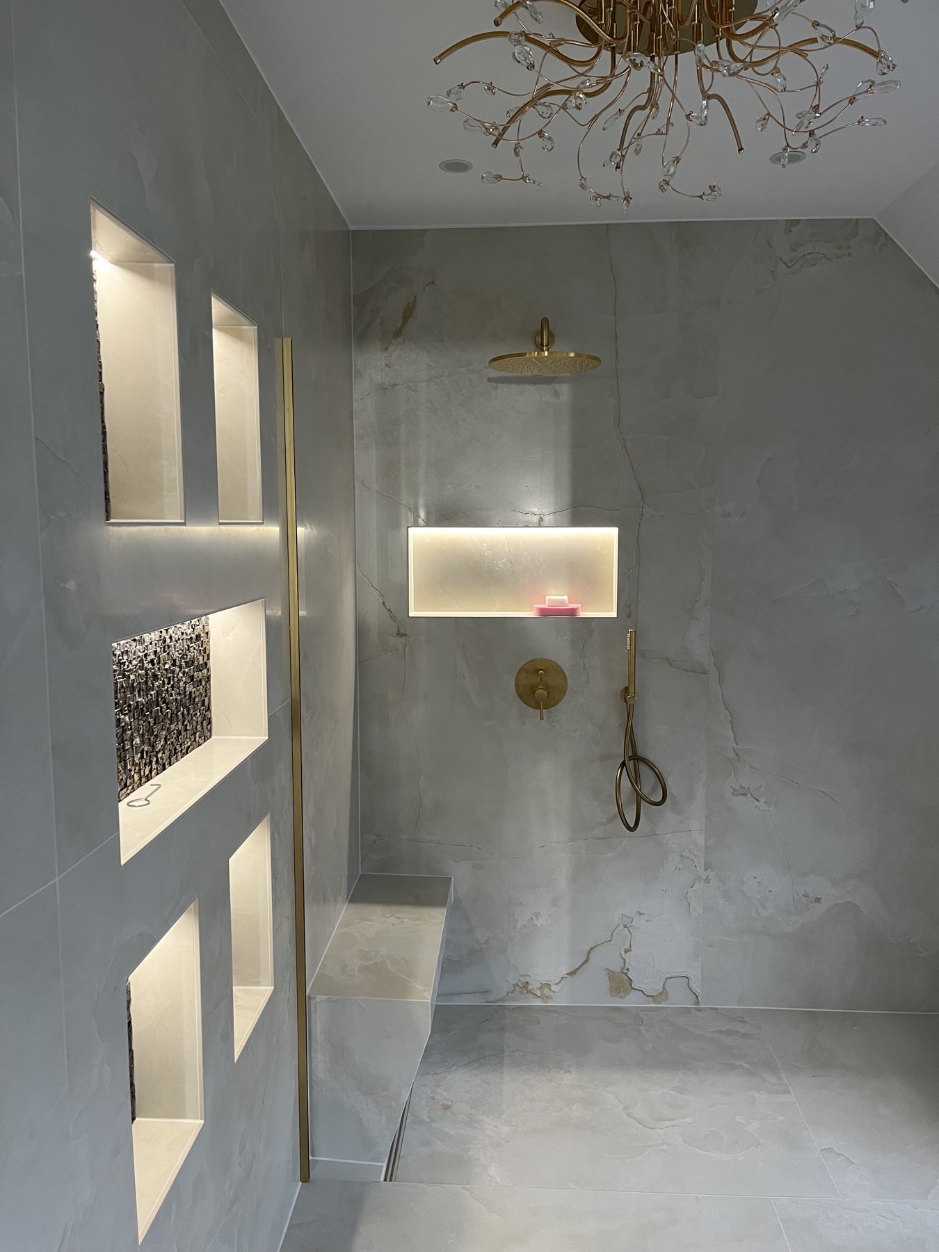 Marmoroptik mit Lichtnischen – Projektaufnahme 23