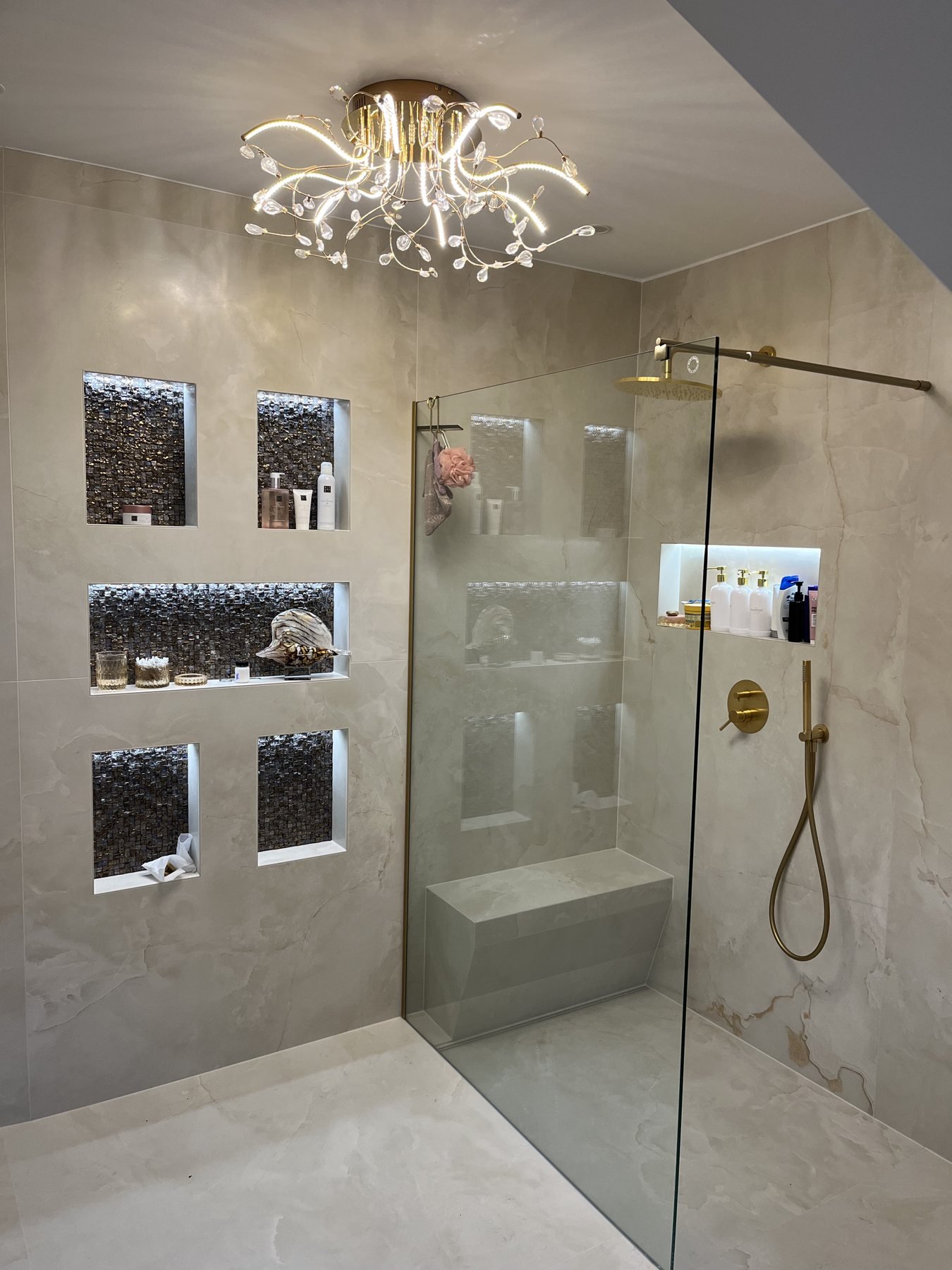 Marmoroptik mit Lichtnischen – Projektaufnahme 26