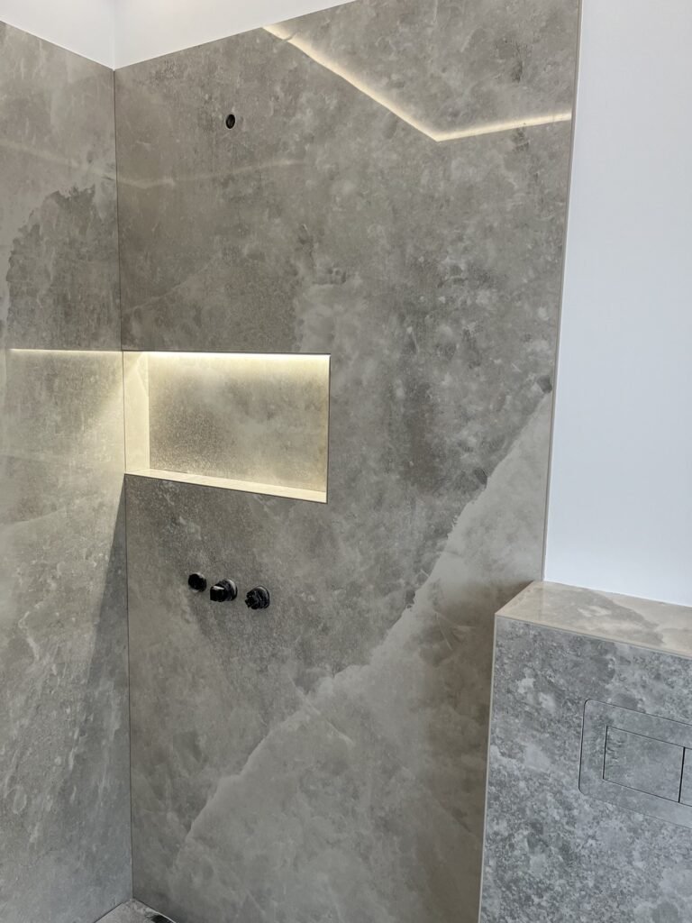 Marmoroptik mit Lichtnischen – Projektaufnahme 32