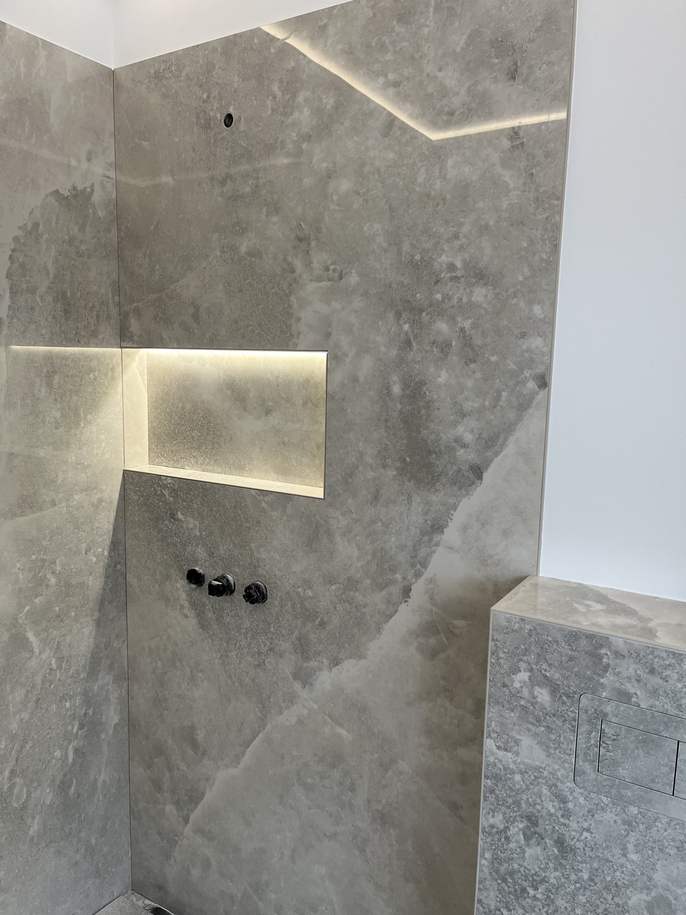 Marmoroptik mit Lichtnischen – Projektaufnahme 32