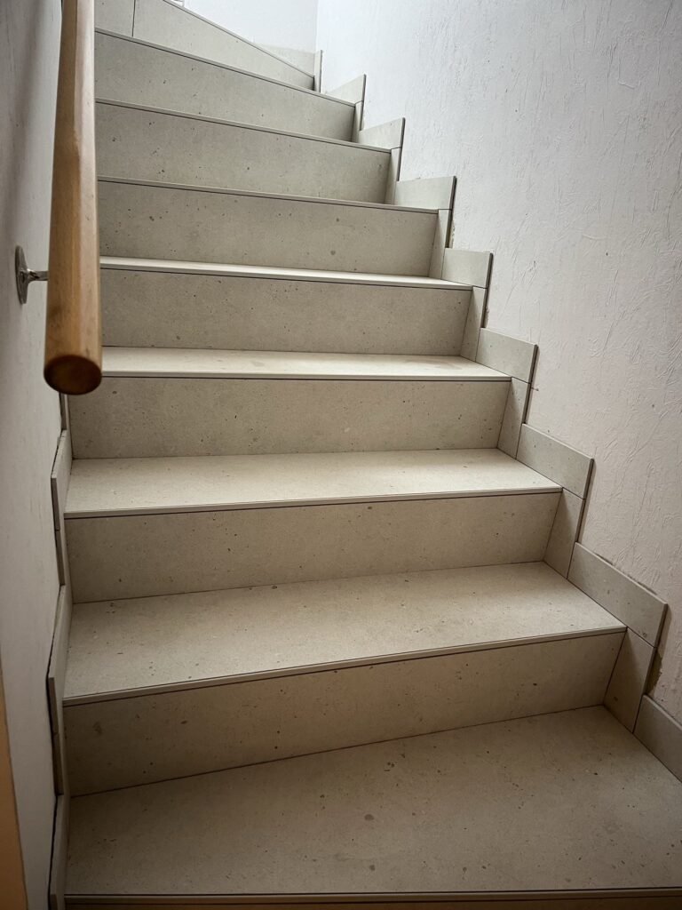 Helle Treppenstufen in seitlicher Ansicht